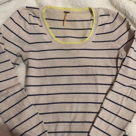 Scoop-neck Sweater - Picture 2 of 4